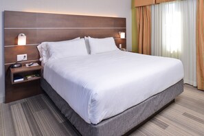 Premium bedding, in-room safe, desk, iron/ironing board - Holiday Inn Express and Suites Stevens Point by IHG (Stevens Point)