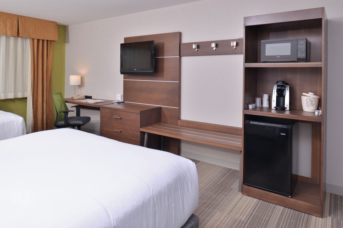 Premium bedding, in-room safe, desk, iron/ironing board