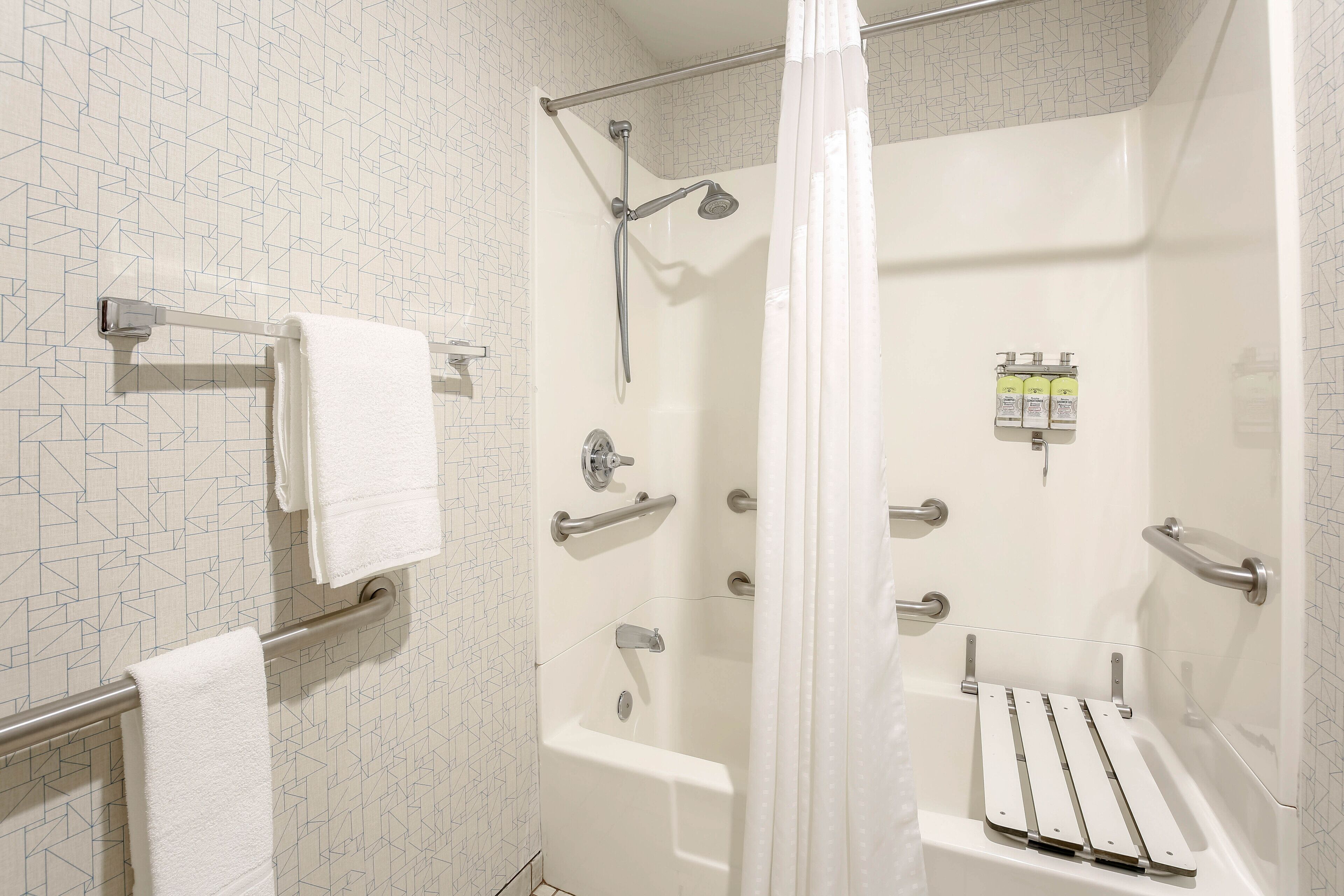 Combined shower/tub, free toiletries, hair dryer, towels