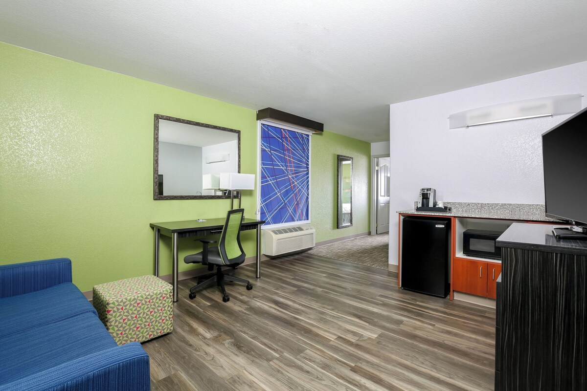 Suite, 1 King Bed | Premium bedding, desk, laptop workspace, blackout drapes