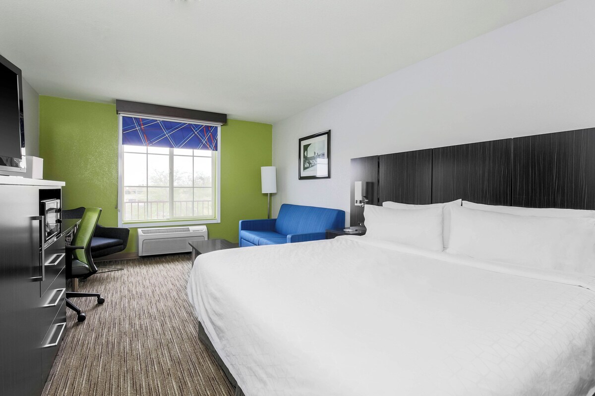 Standard Room, 1 King Bed with Sofa bed | Premium bedding, desk, laptop workspace, blackout drapes