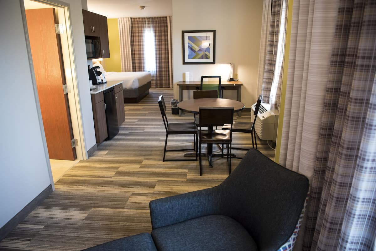 Suite, 1 kingsize bed (Extra Floor Space) | Luxe beddengoed, een kluis op de kamer, een bureau, een laptopwerkplek