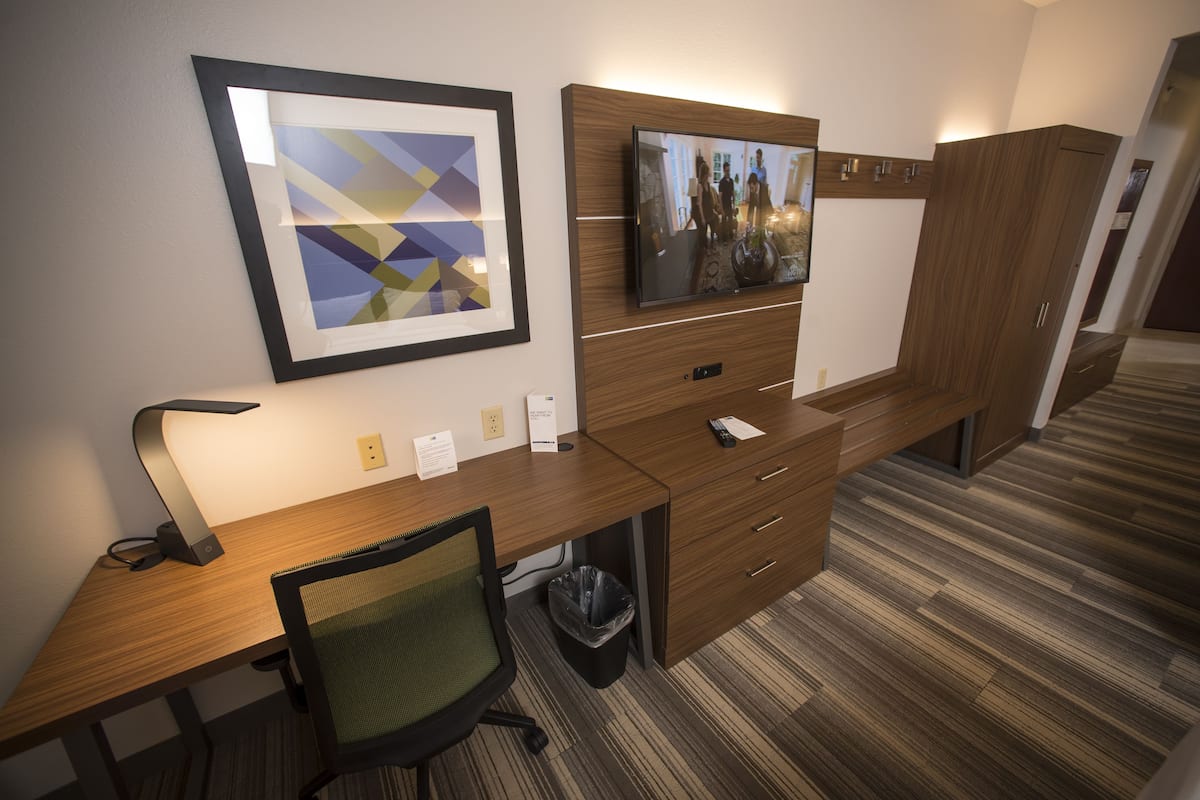 Luxe beddengoed, een kluis op de kamer, een bureau, een laptopwerkplek