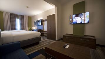 Suite, 2 camas Queen size (Addl Living Area) | Ropa de cama de alta calidad y caja de seguridad en la habitación