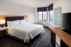 Ropa de cama de alta calidad y caja de seguridad en la habitación