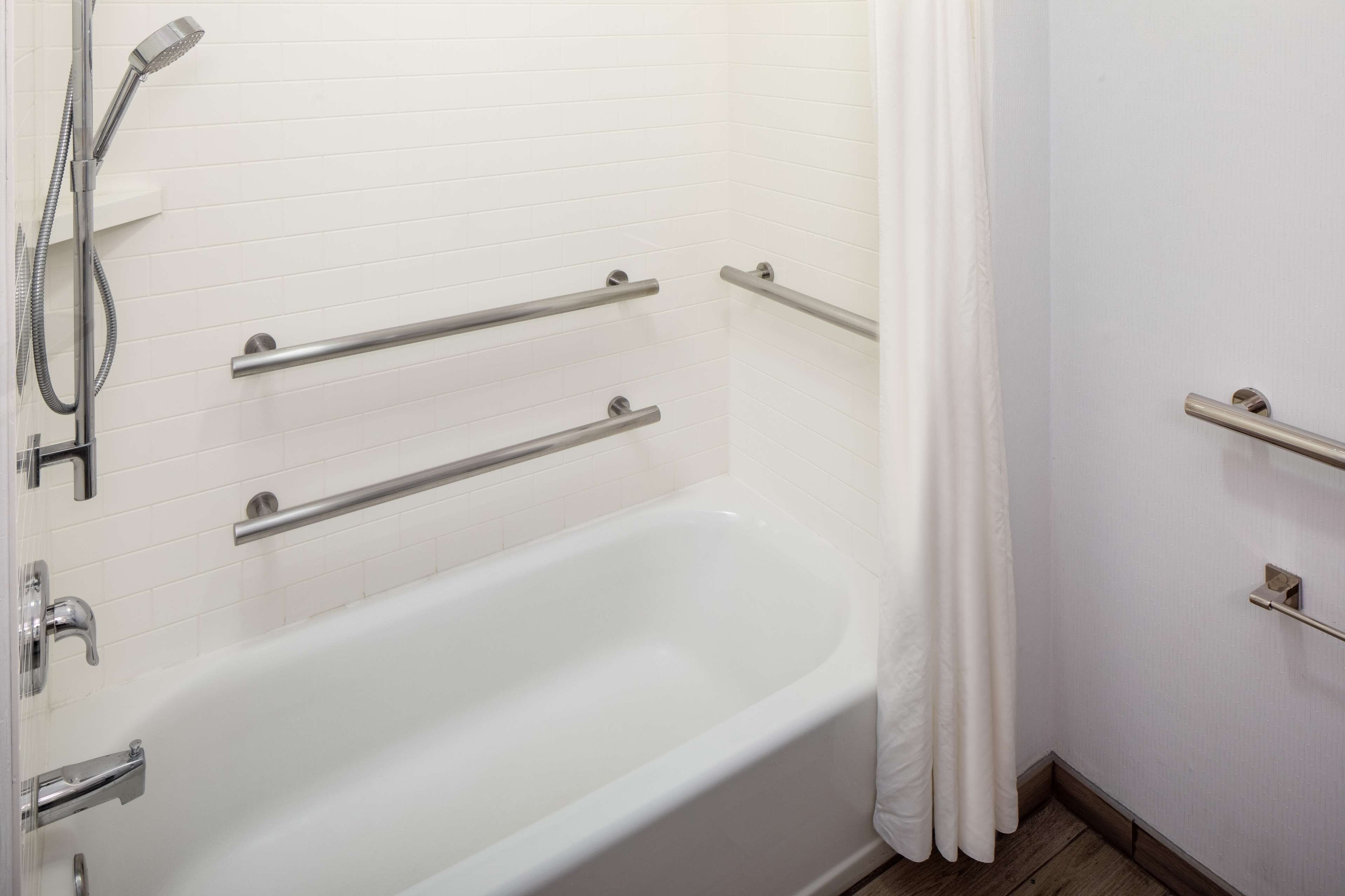 separate bathtub and shower, hair dryer, towels