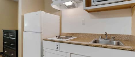 Coffee/tea maker, fridge, microwave, stovetop