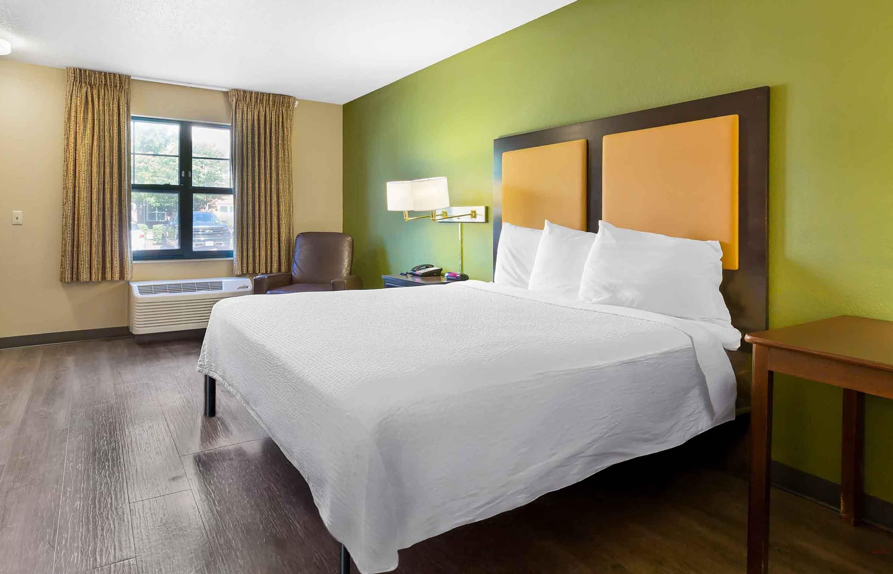 Studio, 1 Queen Bed, Non Smoking | Desk, iron/ironing board, free WiFi, bed sheets