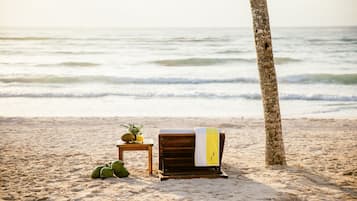 En la playa, playa de arena blanca y camas de playa gratuitas