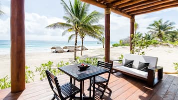 Suite (Beach) | Terrace/patio