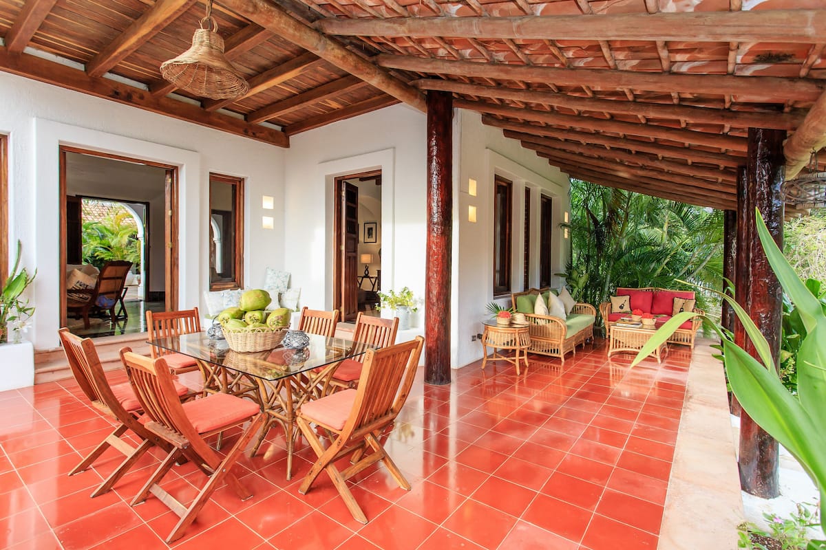 Televisión de pantalla plana, Netflix, estación para iPod y libros