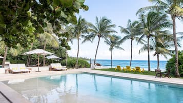 Poolside bar
