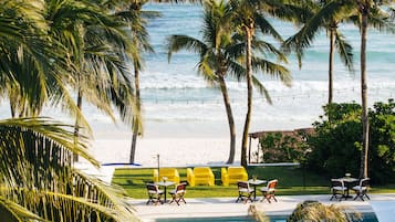 Am Strand, weißer Sandstrand, Cabañas (kostenlos), Liegestühle