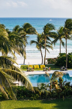 På stranden, hvit sand, strandtelt (inkludert) og solsenger