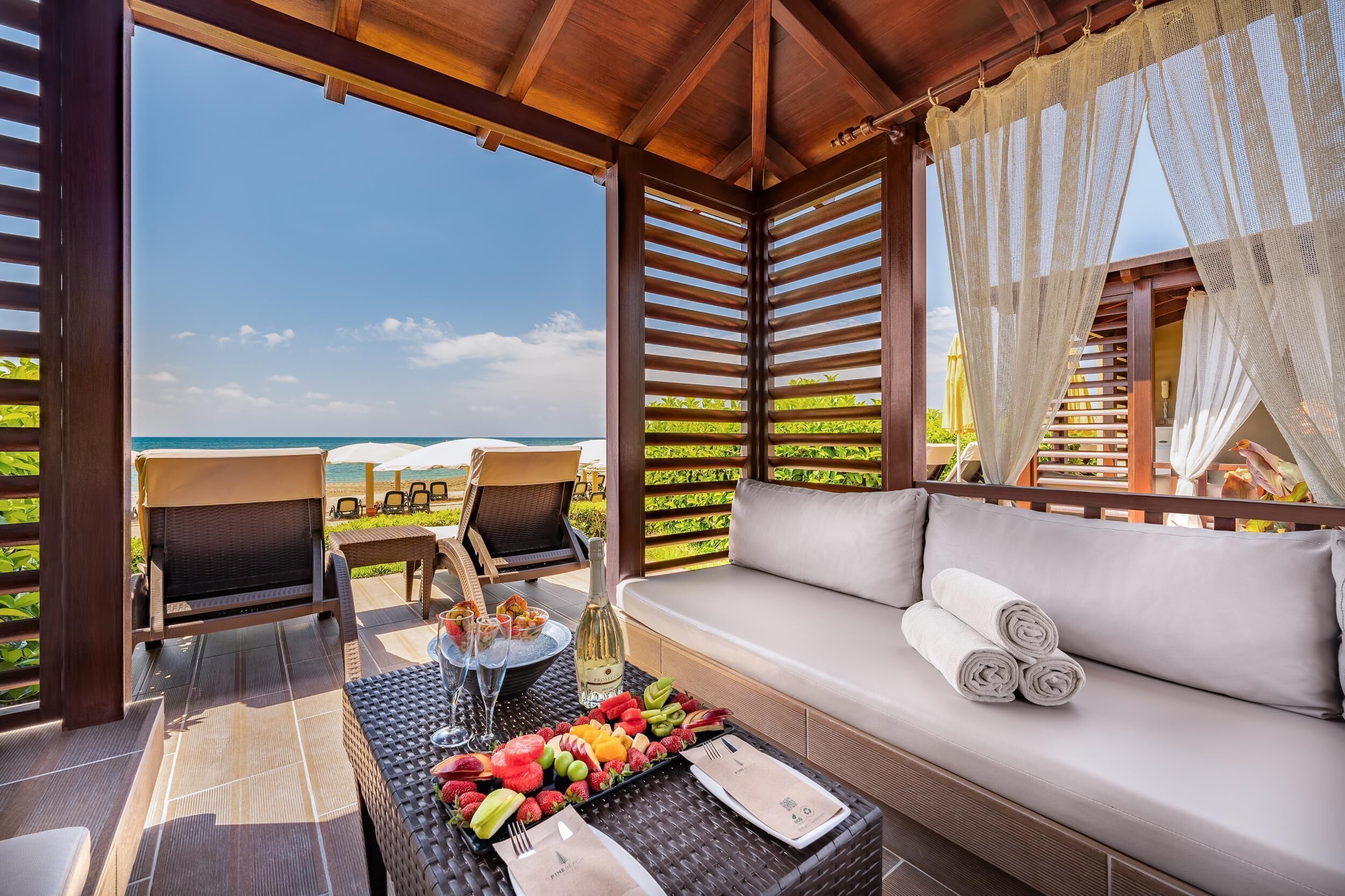 En la playa, sillas reclinables de playa, sombrillas, toallas de playa