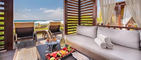 Plage, chaises longues, parasols, serviettes de plage