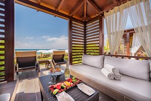 在海滩、沙滩椅、海滩遮阳伞、沙滩毛巾