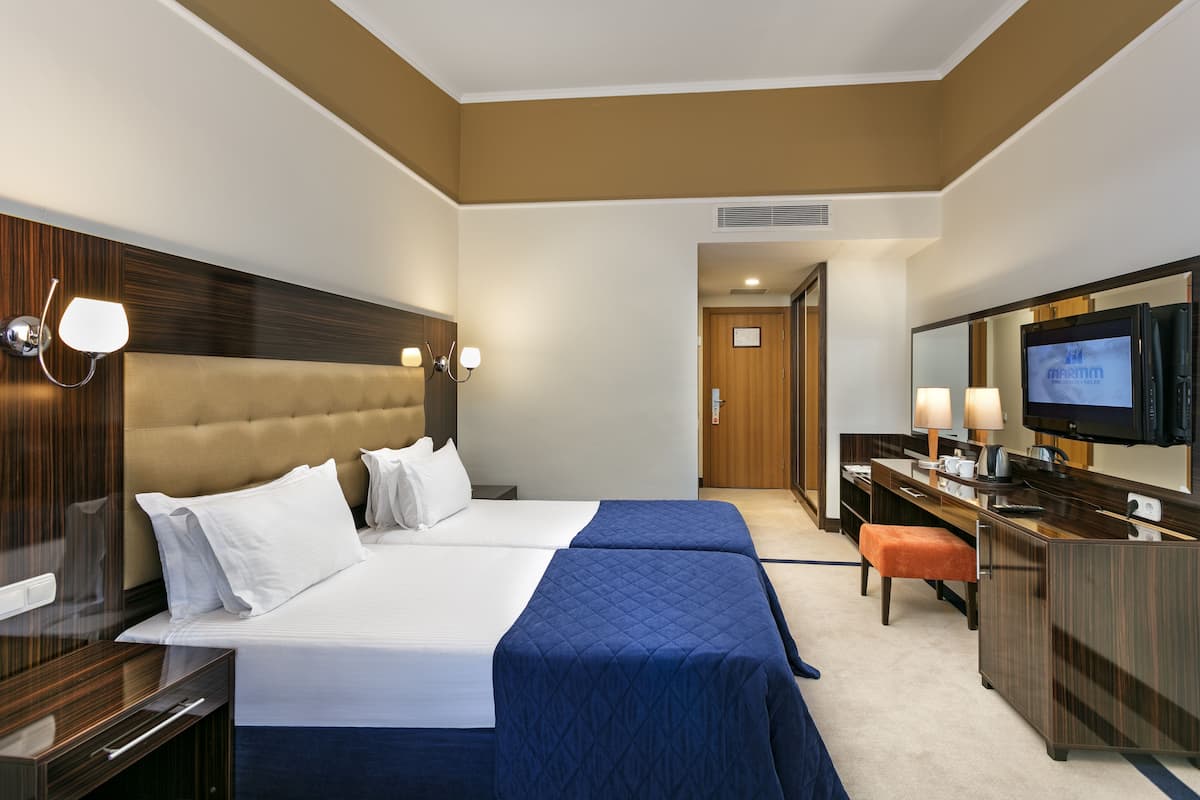 Seprai premium, minibar, brankas, dan meja kerja
