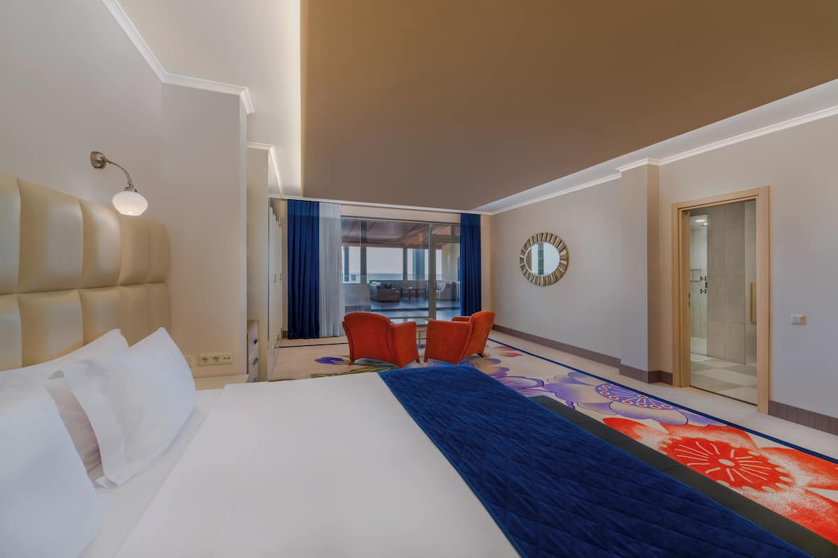 De Luxe Suite | Seprai premium, minibar, brankas, dan meja kerja