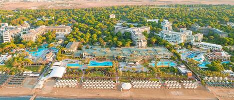 På stranden, solstolar, parasoller och strandhanddukar