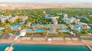 在海滩、沙滩椅、海滩遮阳伞、沙滩毛巾