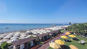 En la playa, camastros, sombrillas y toallas de playa