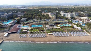 Egy üdülőhely, amely több medencével, strandrésszel és egy nagy szállodakomplexummal rendelkezik.