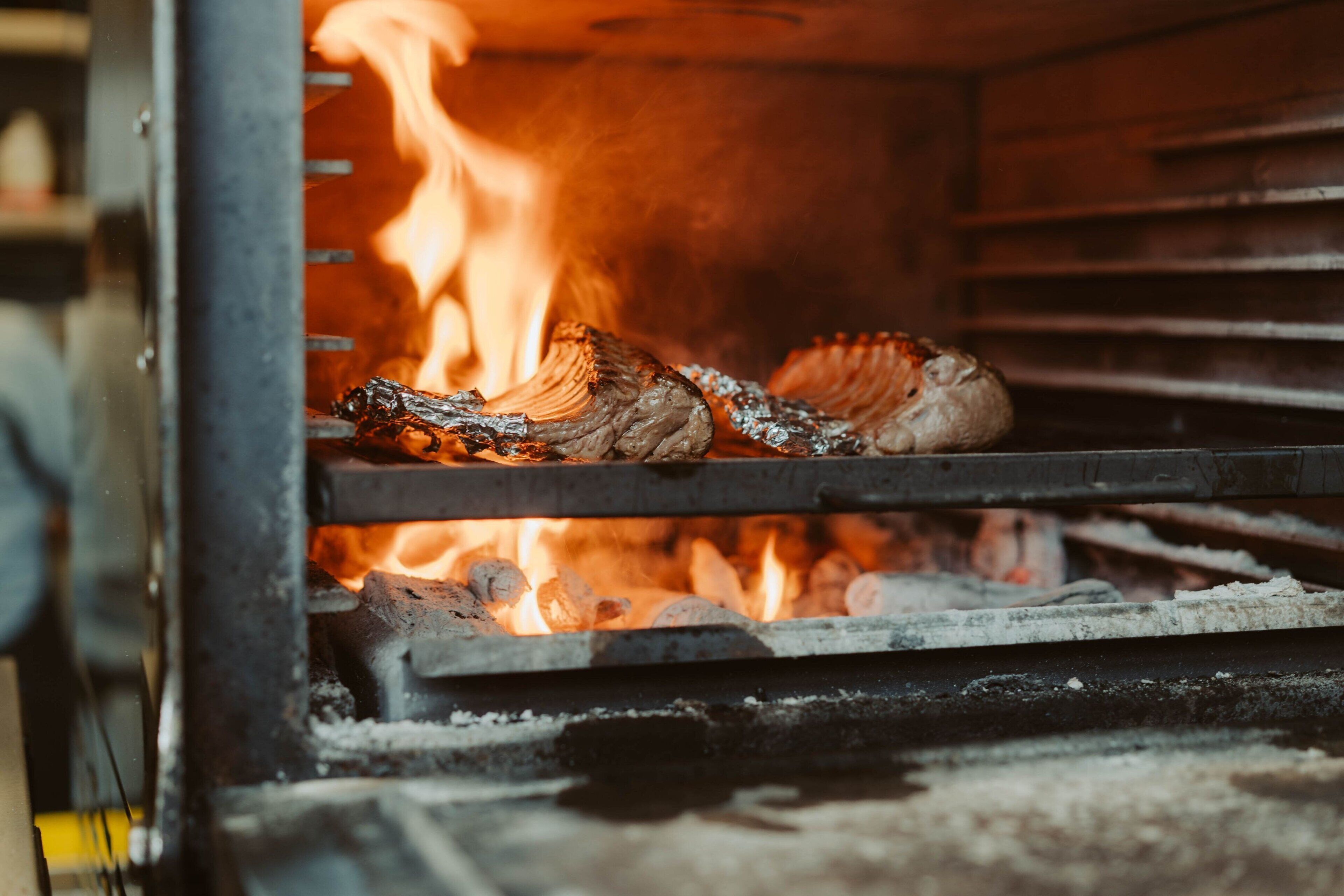Ein Grill mit Meeresfrüchten, Flammen und Holzkohle.