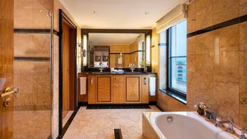 Premium-Suite, 1 Schlafzimmer | Badezimmer | Kostenlose Toilettenartikel, Haartrockner, Bademäntel, Hausschuhe