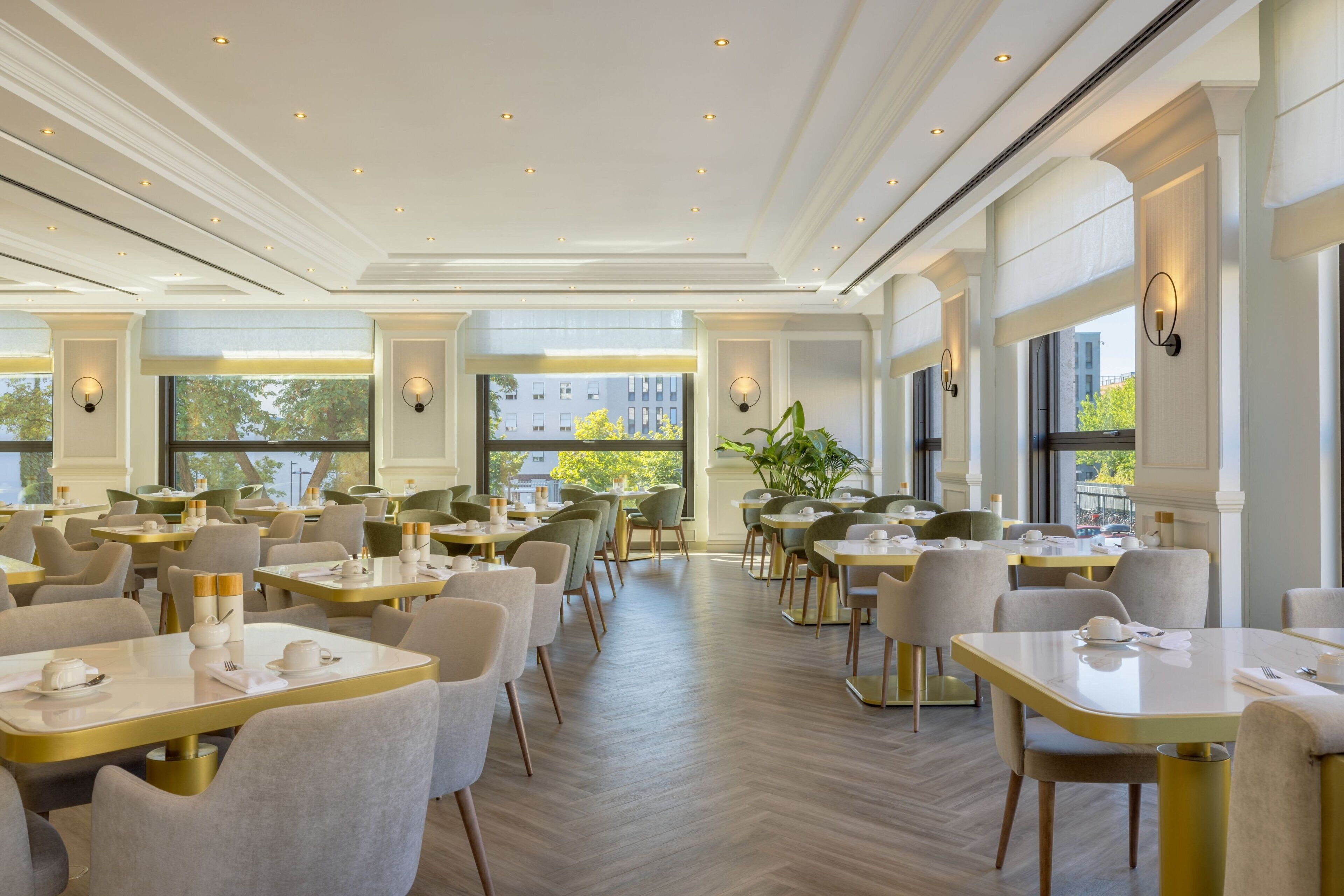 Desayuno buffet (EUR 42 por persona) 