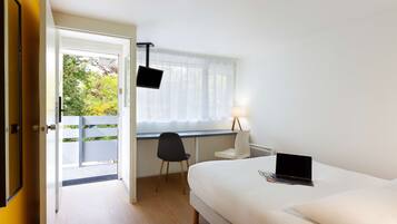 Bureau, espace de travail pour ordinateur portable, rideaux occultants