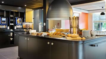Sarapan prasmanan setiap hari (EUR 9.50 per orang)