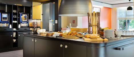 Petit déjeuner buffet (9.50 EUR par personne)