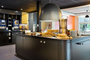 Tägliches Frühstücksbuffet (9.50 EUR pro Person)