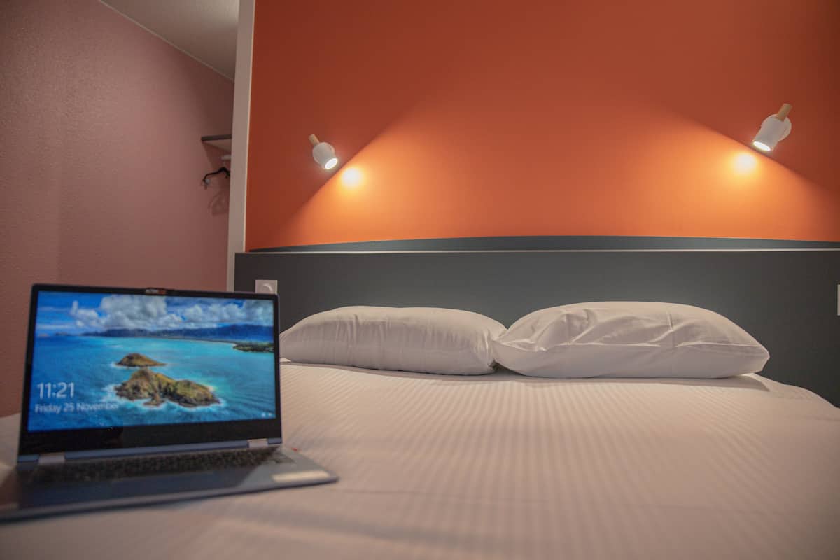 Camera Standard, 1 letto matrimoniale | Una scrivania, postazione laptop, tende oscuranti, ferro/asse da stiro