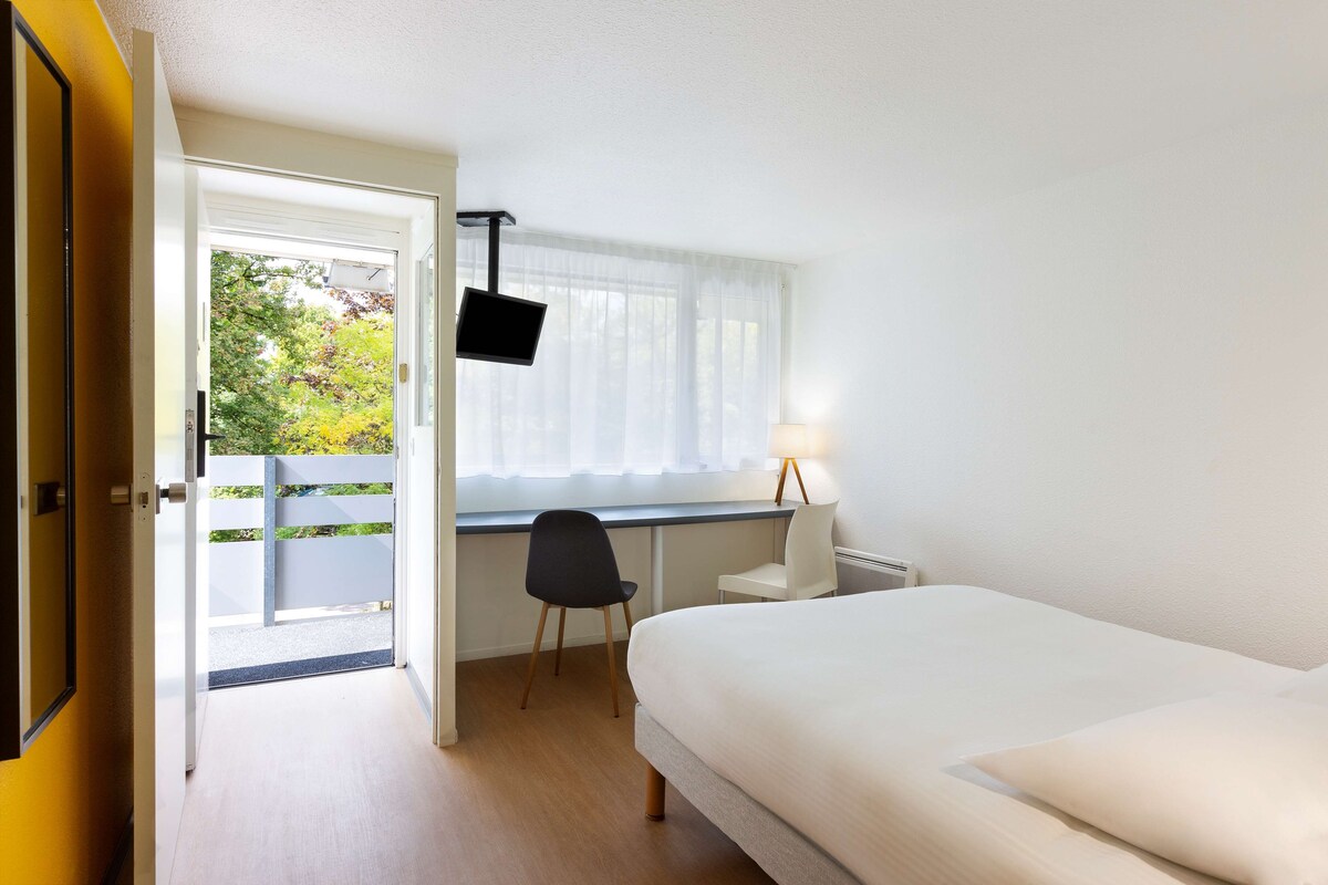 Habitación estándar, 1 cama doble | Escritorio, espacio para trabajar con un portátil, cortinas opacas
