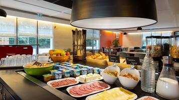 Petit déjeuner buffet (9.50 EUR par personne)