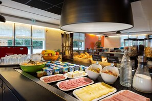 Desayuno buffet (EUR 9.50 por persona) 