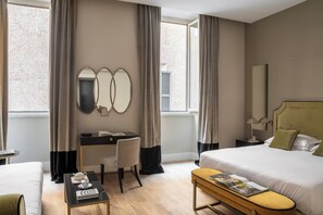 Senger med overmadrass, minibar, safe på rommet og skrivebord