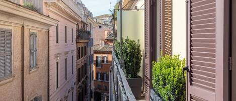 Deluxe vierpersoonskamer, balkon, uitzicht op stad | Balkon