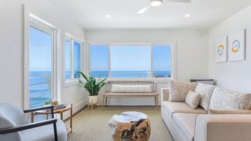 Suite Premium, 1 habitación, balcón, vista al océano | Área de sala de estar | Libros