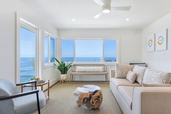 Peaceful Ocean Front One Bedroom Suite | Living area | Books at Laguna Surf Lodge by SCP Hotels