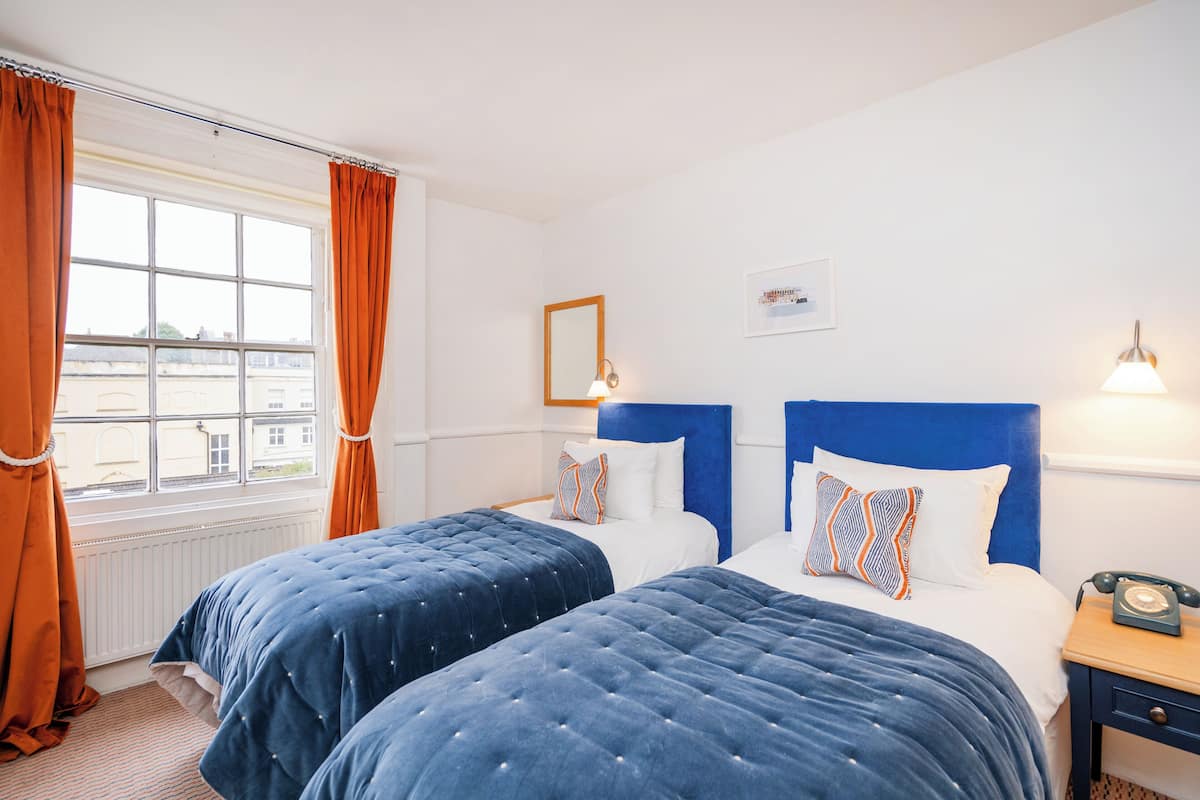 Tomannsrom | Minibar, individuelt dekorert, skrivebord og strykejern/-brett