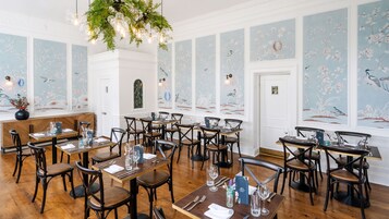 Breakfast and dinner served