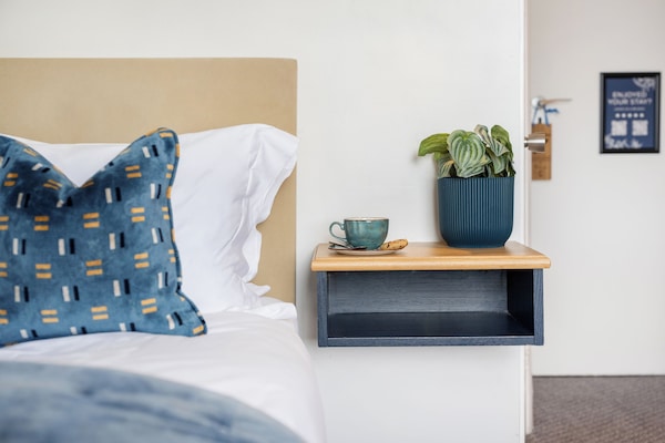 Single Room | Minibar, desk, iron/ironing board (on request), WiFi (free)