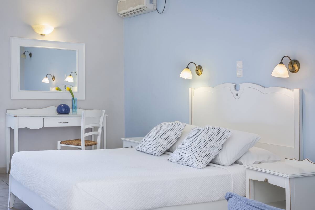 Ein Schlafzimmer mit einem Bett, einem Schreibtisch und einem Stuhl.