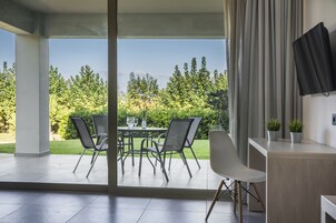 Suíte superluxo, 1 quarto, terraço, vista parcial para o mar | Vista da sacada