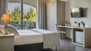 Una habitación de hotel moderna con cama, escritorio y zona de estar.