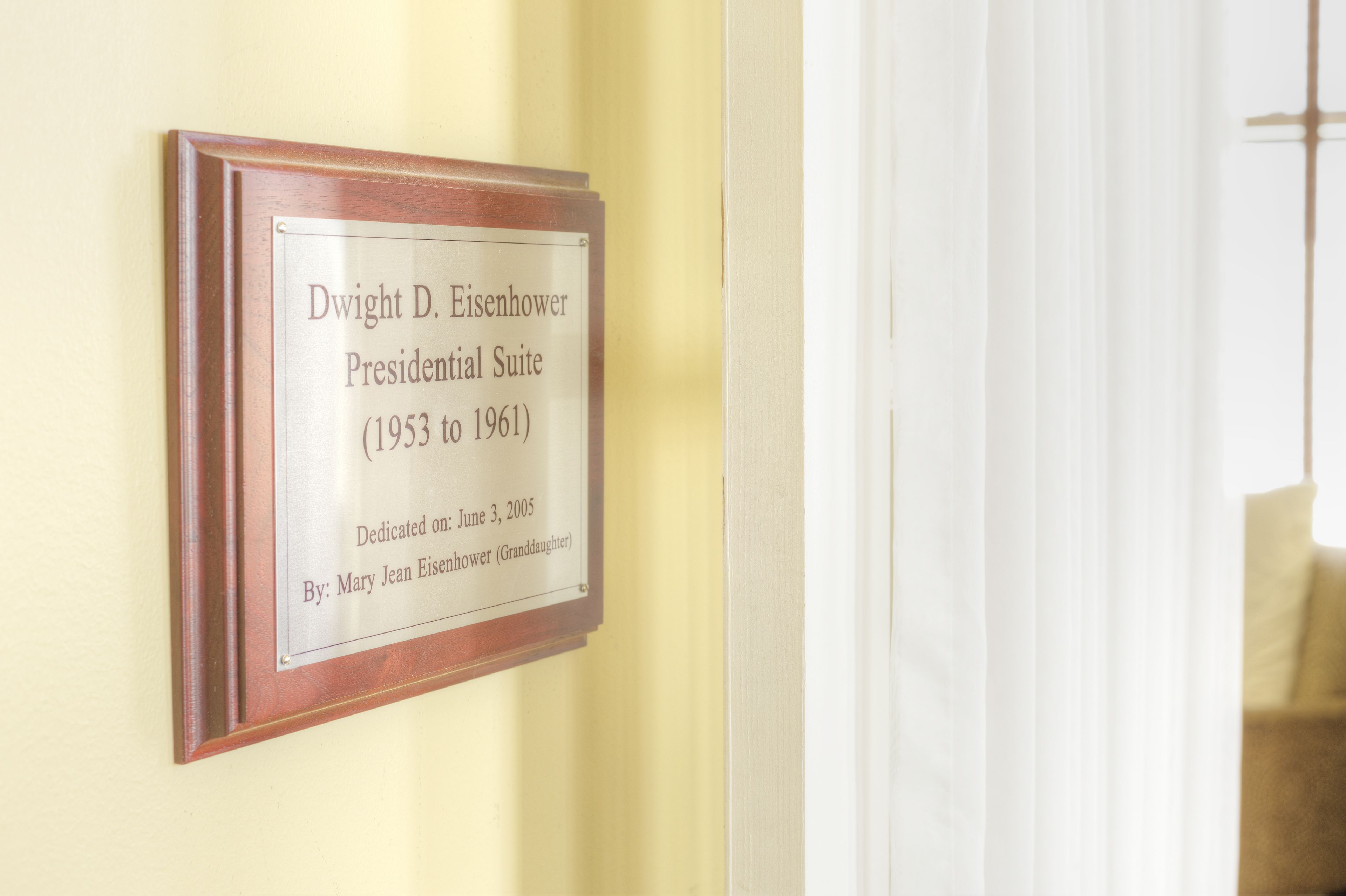 Une plaque commémorative dédiée à la suite présidentielle de Dwight D. Eisenhower, datée du 3 juin 2005, a été inaugurée par Mary Jean Eisenhower.