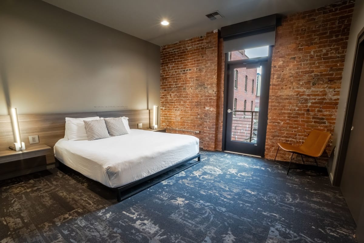 montvale deluxe suite | premium bedding, pillow-top beds, in-room safe, desk